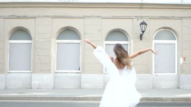 Balet yolun karşısında Caddesi üzerinde çalışır.