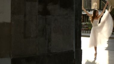 Sokakta kadın balerin dans