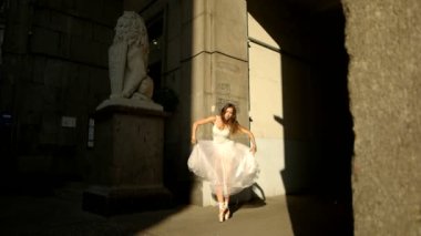 Balerin dans bir arka sokakta gerçekleştirir.