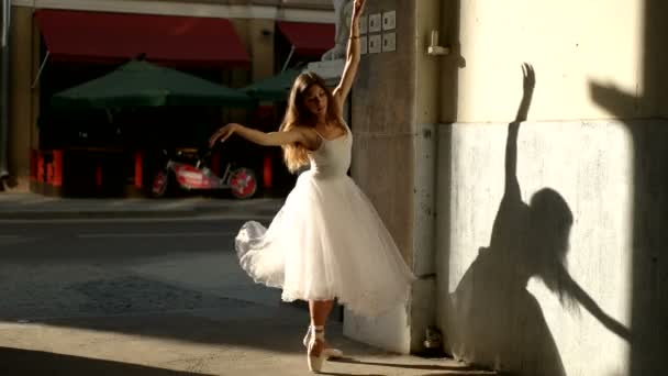 Bailarina realiza un baile en la calle en el callejón — Vídeos de Stock