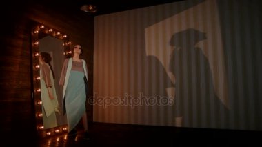 Stüdyo aynaya yakınındaki modeli kız taşır