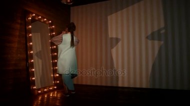 Moda model kadın Aynaya bakar