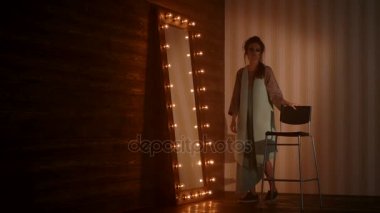 Kadın modeli yüksek sandalye Studio yakınındaki taşır