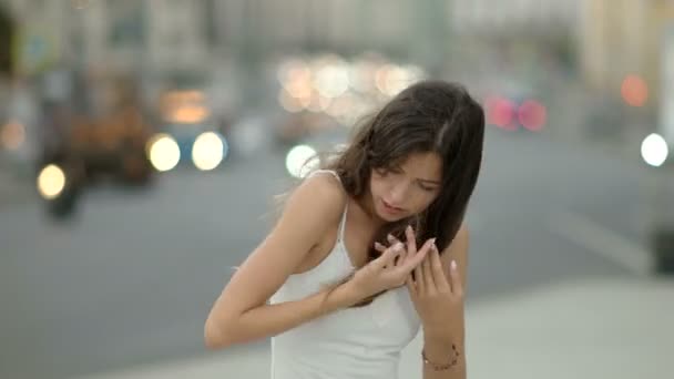 Junge Frau tanzt vor dem Hintergrund vorbeifahrender Autos auf der Straße — Stockvideo