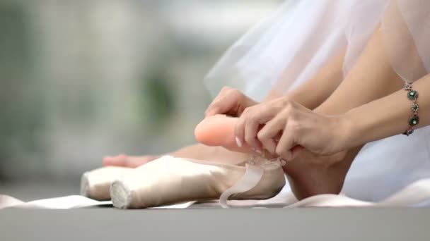 Närbild ballerina sätter pointe skor — Stockvideo