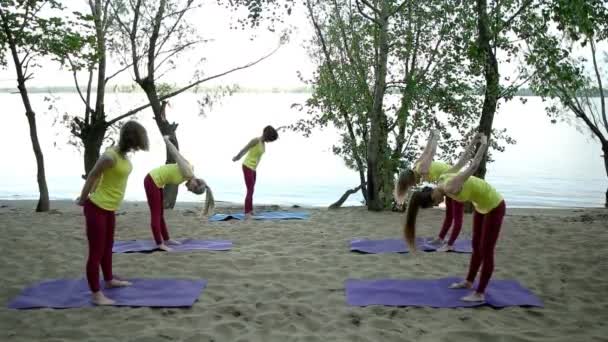 Meisjes doen die zich uitstrekt voordat yoga — Stockvideo