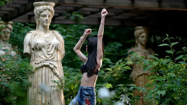 Mujer baila cerca de la estatua — Vídeo de stock