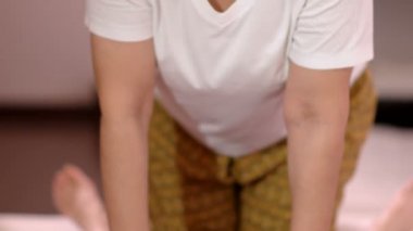 Tay yapıyor kadın el Masaj