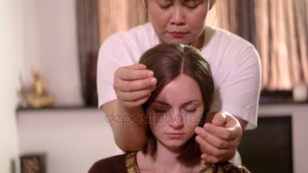 Mujer relajante con masaje tailandés de sus hombros — Vídeos de Stock