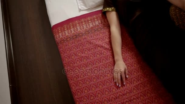 Massagem de ioga tailandesa de perna para mulher — Vídeo de Stock