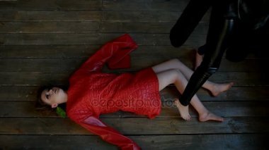 Model siyah kıyafetleri içinde bir kız kırmızı kıyafetleri içinde zorluyor