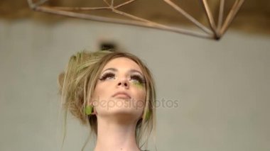 Model moda kadın saç ve sahte kirpik ile bir şey dokunur