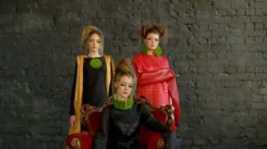 Sahte kirpik ve ot yapılmış takı moda modelleri kameraya bak