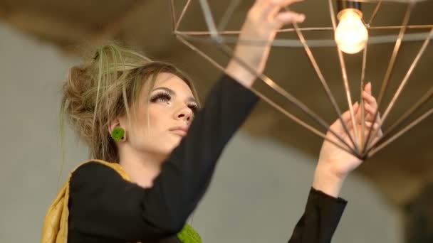 Moda joven hembra con maquillaje toca una araña inusual — Vídeo de stock