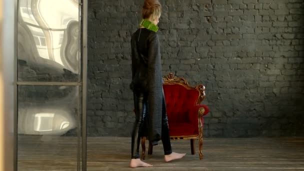 패션 메이크업 포즈와 모델 여자 근처 붉은 안락의 자 — 비디오