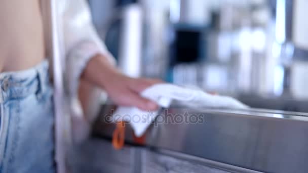 Feminino está limpando a barra com uma toalha — Vídeo de Stock
