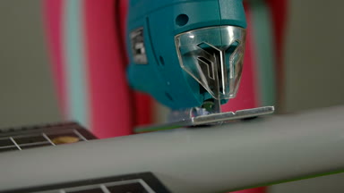 Elektrikli testere Close-Up plastik bir boru kesim