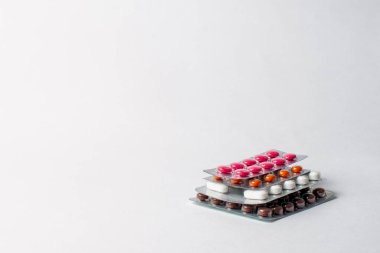 Beyaz arka planda renkli haplarla su toplamış.