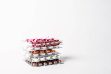 Beyaz arka planda renkli haplarla su toplamış.