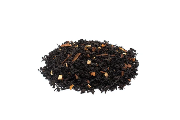 Hojas secas de té de frutas negras con canela y naranja. Aislar sobre un fondo blanco . — Foto de Stock