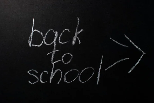 Retour à l'école écrit en craie blanche sur un tableau noir — Photo
