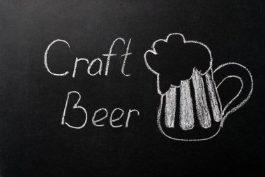 Siyah bir karatahtaya beyaz tebeşirle çizilmiş yarım litre bira. 