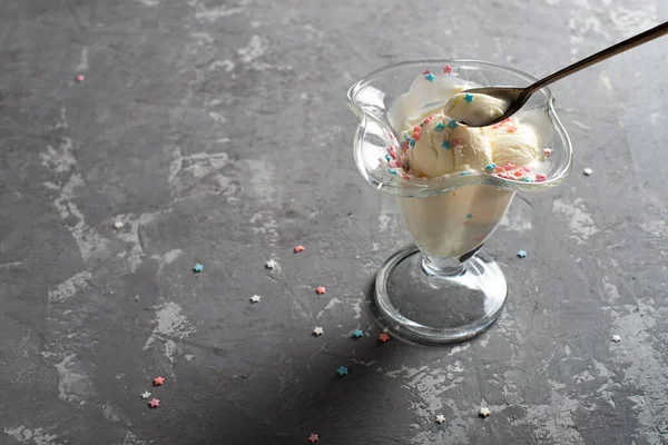Fehér Fagylaltgolyók Színes Öntet Alatt Egy Pohár Desszert Egy Desszert — Stock Fotó