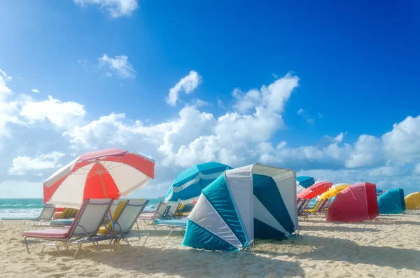 Guarda-chuvas coloridos praia / guarda-sóis e cabanas perto do oceano — Fotografia de Stock