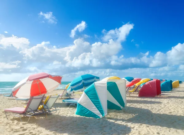 Guarda-chuvas coloridos praia / guarda-sóis e cabanas perto do oceano — Fotografia de Stock