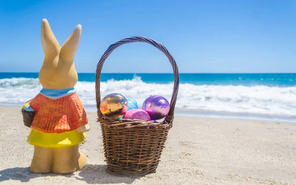 Paskalya tavşanı sepet ve renkli tropikal plaj ne yumurta — Stok fotoğraf