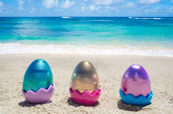 Easter color eggs on the beach near ocean — Stock Photo, Image