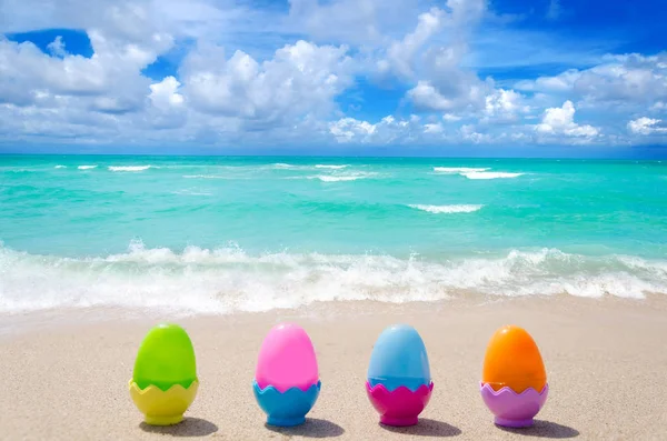 Ovos de Páscoa na praia — Fotografia de Stock