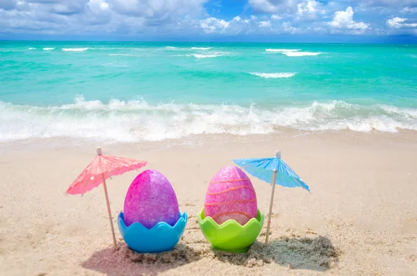 Paaseieren op het strand — Stockfoto