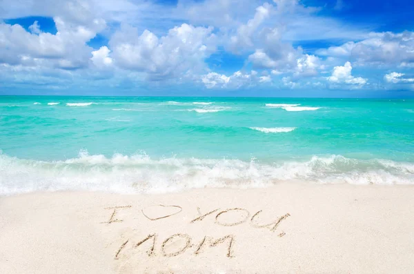 Firma "Te quiero mamá" en la playa — Foto de Stock