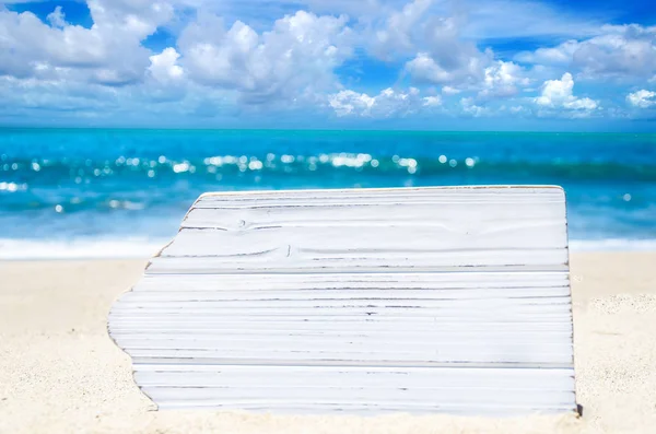 Wit houten bord op het zandstrand — Stockfoto