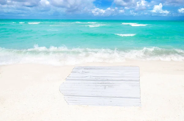 Wit houten bord op het zandstrand — Stockfoto