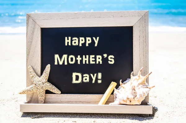 Happy Mother 's day background with seshell and starfish on the — стоковое фото