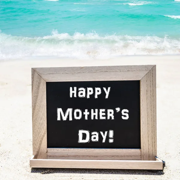 Щасливий день матері фон на піщаному пляжі — стокове фото