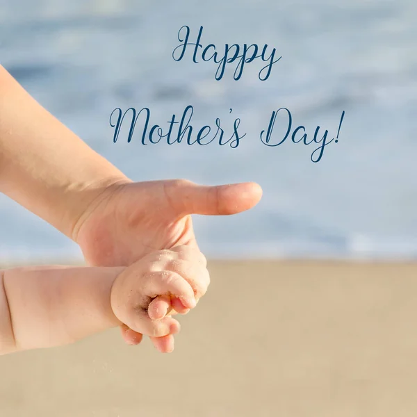 Happy Mother 's day background with Mother' s and child 's holding — стоковое фото