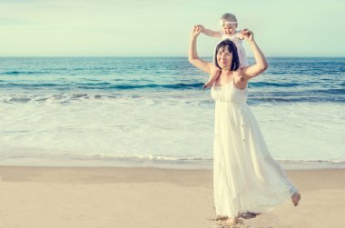 Anne ve bebek kızı kum plajındaki 