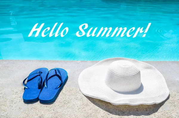 Hola fondo de verano con sombrero y chanclas cerca de la piscina —  Fotos de Stock
