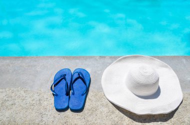 Havuz kenarında yaz şapka ve flip flop