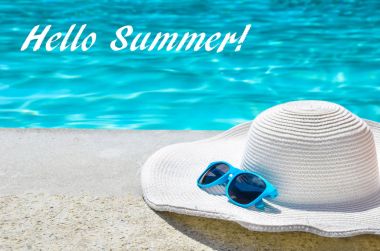 Şapka ve güneş gözlüğü havuz kenarında yaz arka plan Merhaba