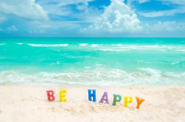 Znak "Be Happy" na tropikalnej plaży Miami — Zdjęcie stockowe