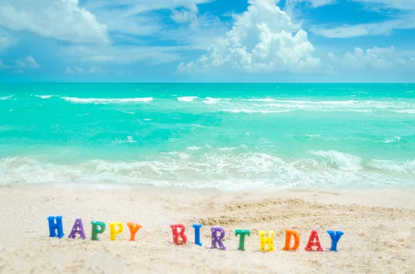 "Boldog születésnapot" jel a Miami trópusi tengerparton — Stock Fotó