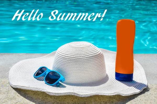 Hola fondo de verano con sombrero, gafas de sol y protector solar cerca —  Fotos de Stock