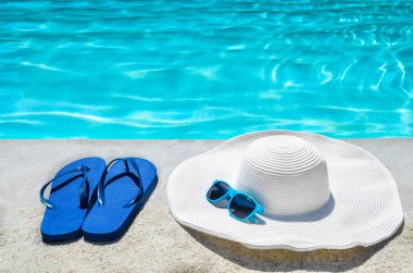Şapka, flip flop ve güneş gözlüğü p yakınındaki yaz arka plan