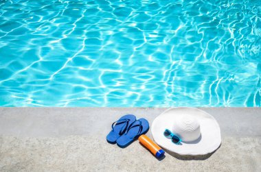 Şapka, flip flop ve güneş gözlüğü p yakınındaki yaz arka plan