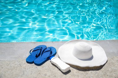 Şapka, flip flop ve güneş koruyucu po yakınındaki yaz arka plan