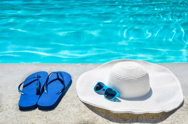 Літній фон з капелюхом, фліп-флоп і сонцезахисні окуляри біля р — стокове фото